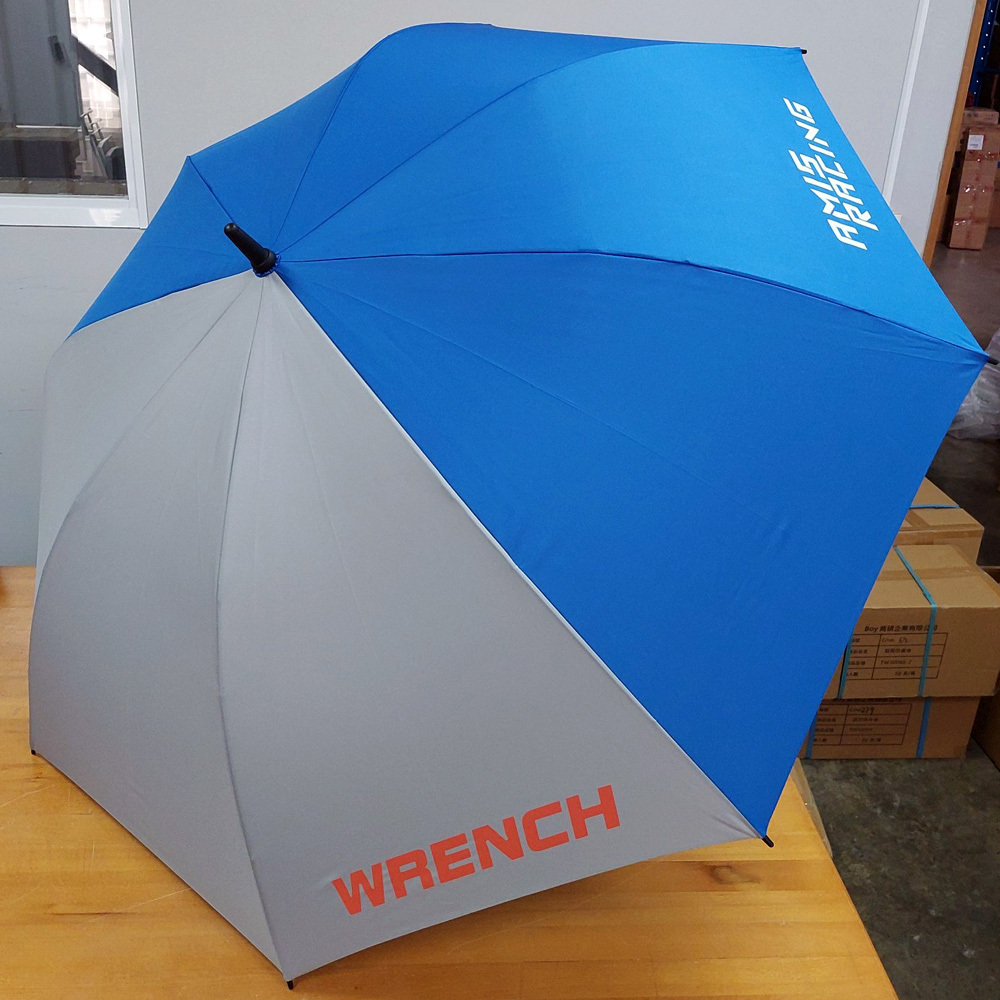 此款30寸8骨全玻璃纖維自動高爾夫球傘，是重機車隊專為賽場活動量身訂製。傘面採用雙色傘布拼接設計，視覺效果鮮明，並通過網版印刷技術印製車隊LOGO，提升品牌識別度。