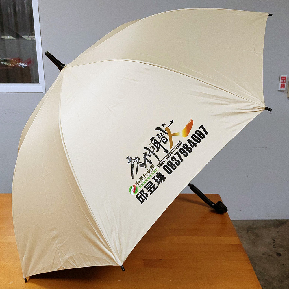 您還在為如何提升個人形象而煩惱嗎？快來試試我們的客製化房仲形象傘！採用高品質27吋自動直骨傘，傘面採用熱轉印技術，將您的LOGO印製得清晰亮眼，讓您的品牌形象更上一層樓。傘骨堅固耐用，開合順暢，是您在雨天拜訪客戶的最佳夥伴。