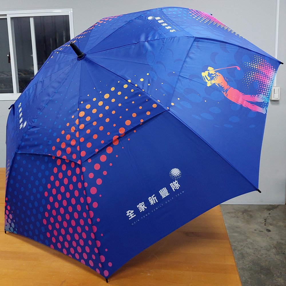 專為球隊訂製的30″X8K全玻璃纖維自動高爾夫球傘，融合創新與實用性。傘面採用上下雙層數位印刷設計，呈現細緻圖案與品牌形象。內層特別車縫漁網，有效解決雙層設計在收傘時內層傘面跑出的問題，同時大幅提升抗風能力