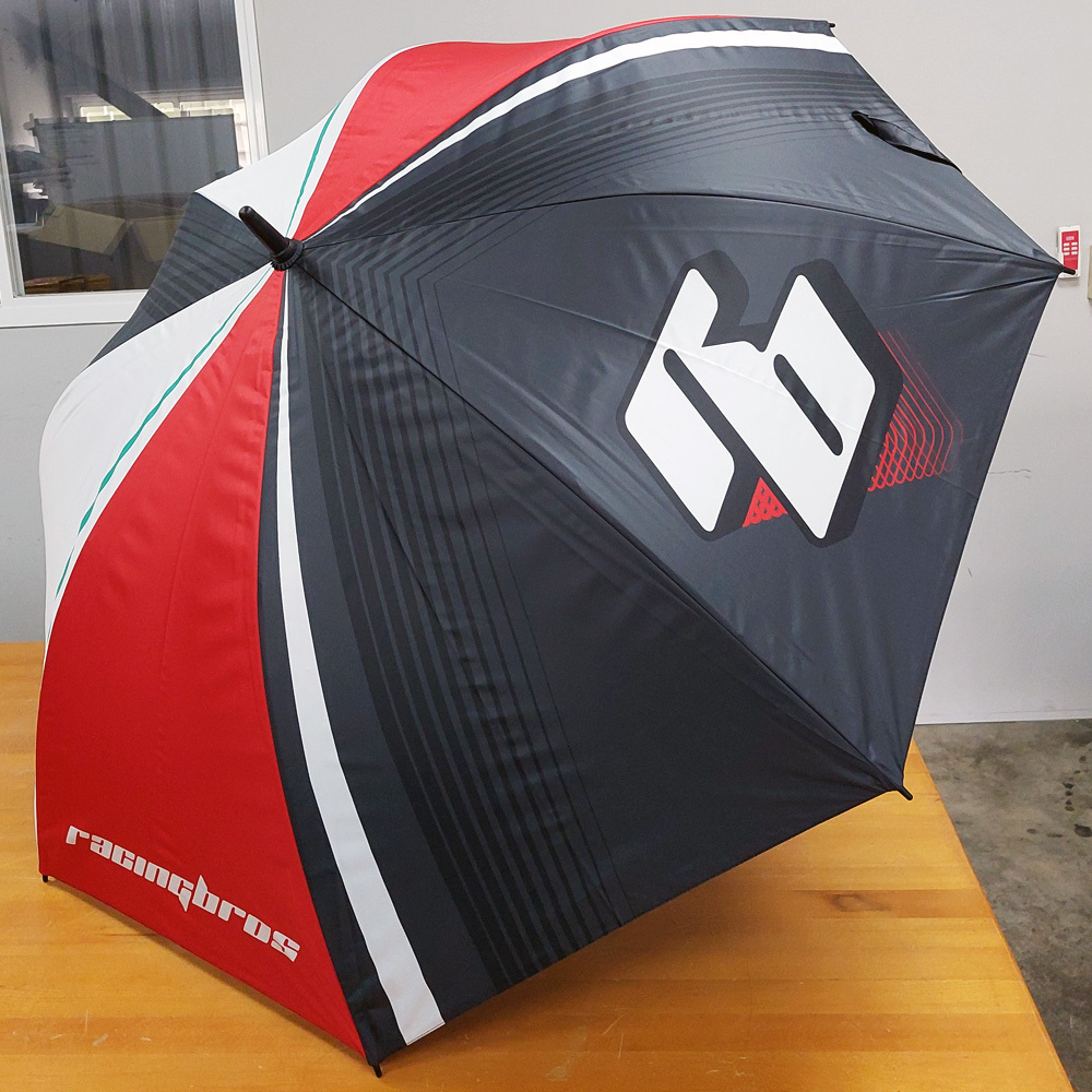 這款30吋8骨全玻璃纖維自動高爾夫球傘，由汽機車懸吊避震系統設計製造商訂製，專為賽場及展場活動使用。傘面採用雙層數位印刷，精美呈現品牌LOGO，不論從SHOWGIRL的正面或背後拍攝，均可清晰看到公司品牌形象。