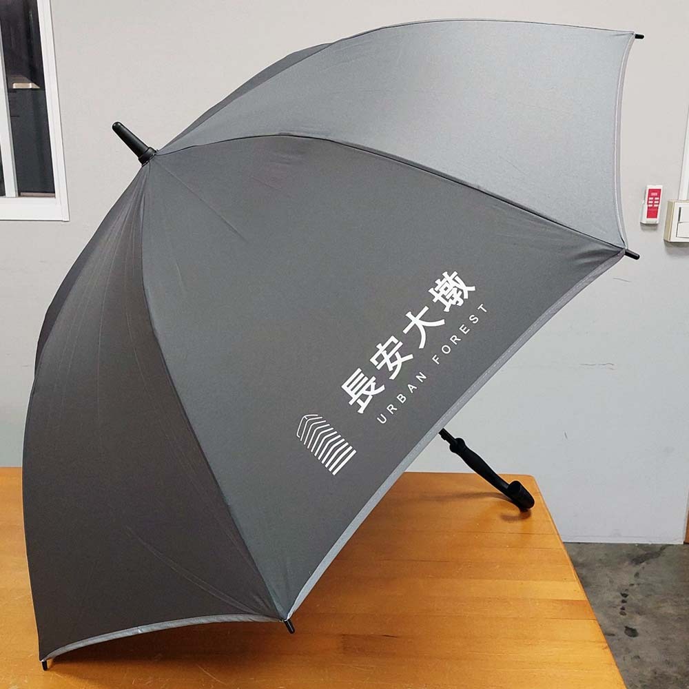 此款雨傘為建設公司特別訂製，適用於大樓住戶、VIP貴賓或企業贈禮。採用27寸8骨全玻璃纖維結構，兼具堅固耐用、抗風防雨的特性，提供優越的遮蔽效果。傘面選用熱轉印技術精準呈現大樓LOGO，突顯品牌形象，提升企業識別度。
