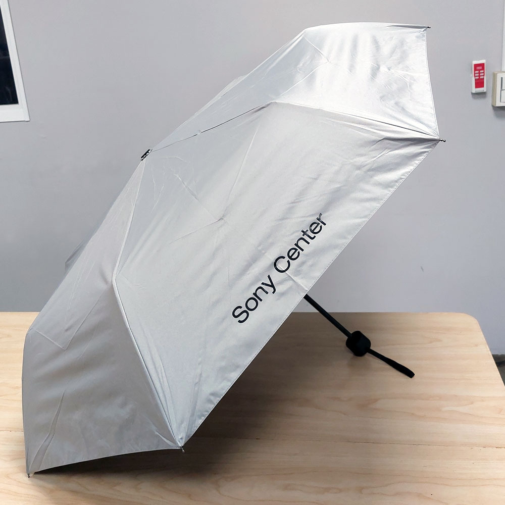 此款雨傘為知名電子品牌特別訂製，適用於品牌活動、商務贈禮或企業宣傳。採用21″X7K的傘骨設計，輕巧便攜，三折結構方便收納，適合日常攜帶。傘面選用熱轉印技術，精準印製品牌LOGO，展現企業專業形象。