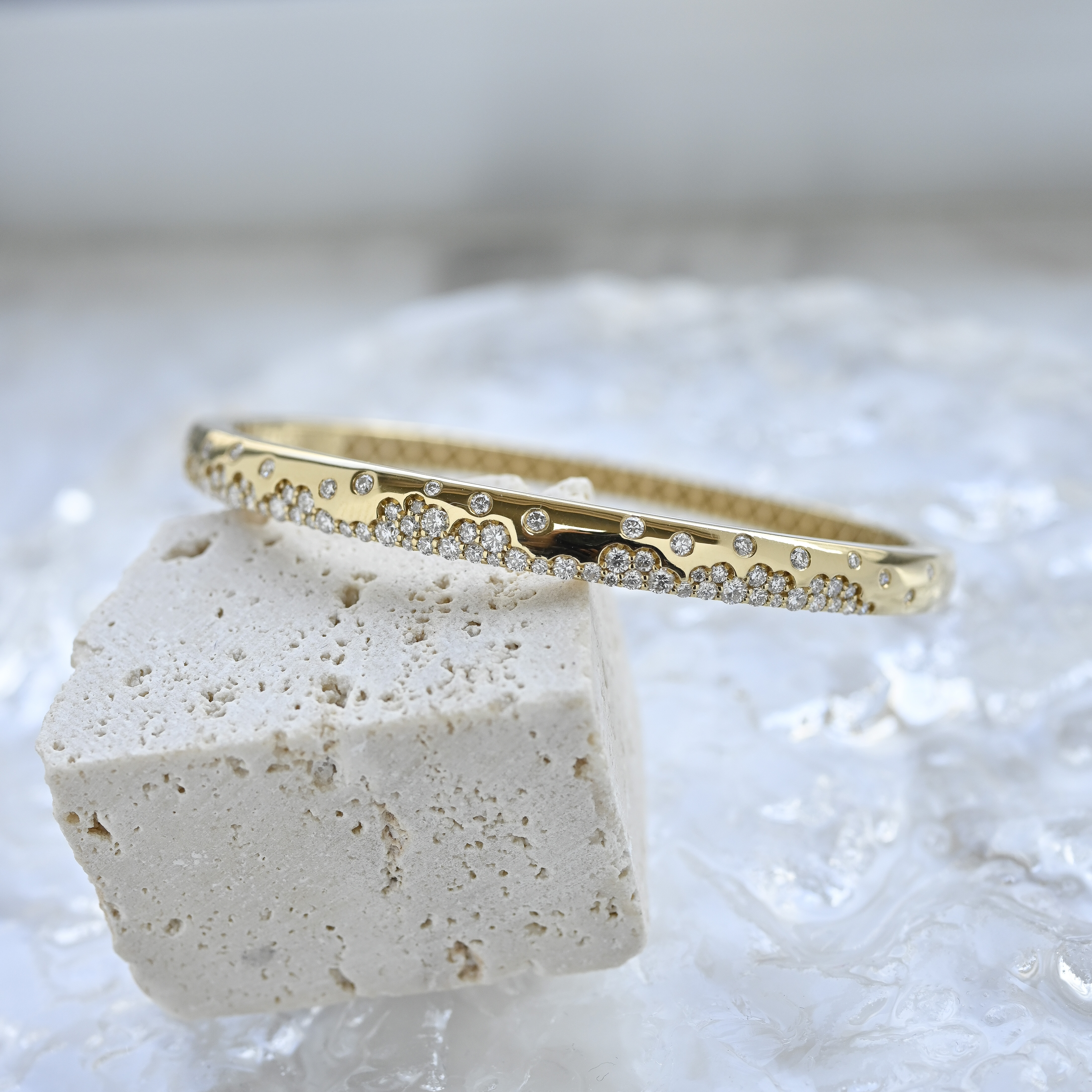 18K Veel Diamond Bangle