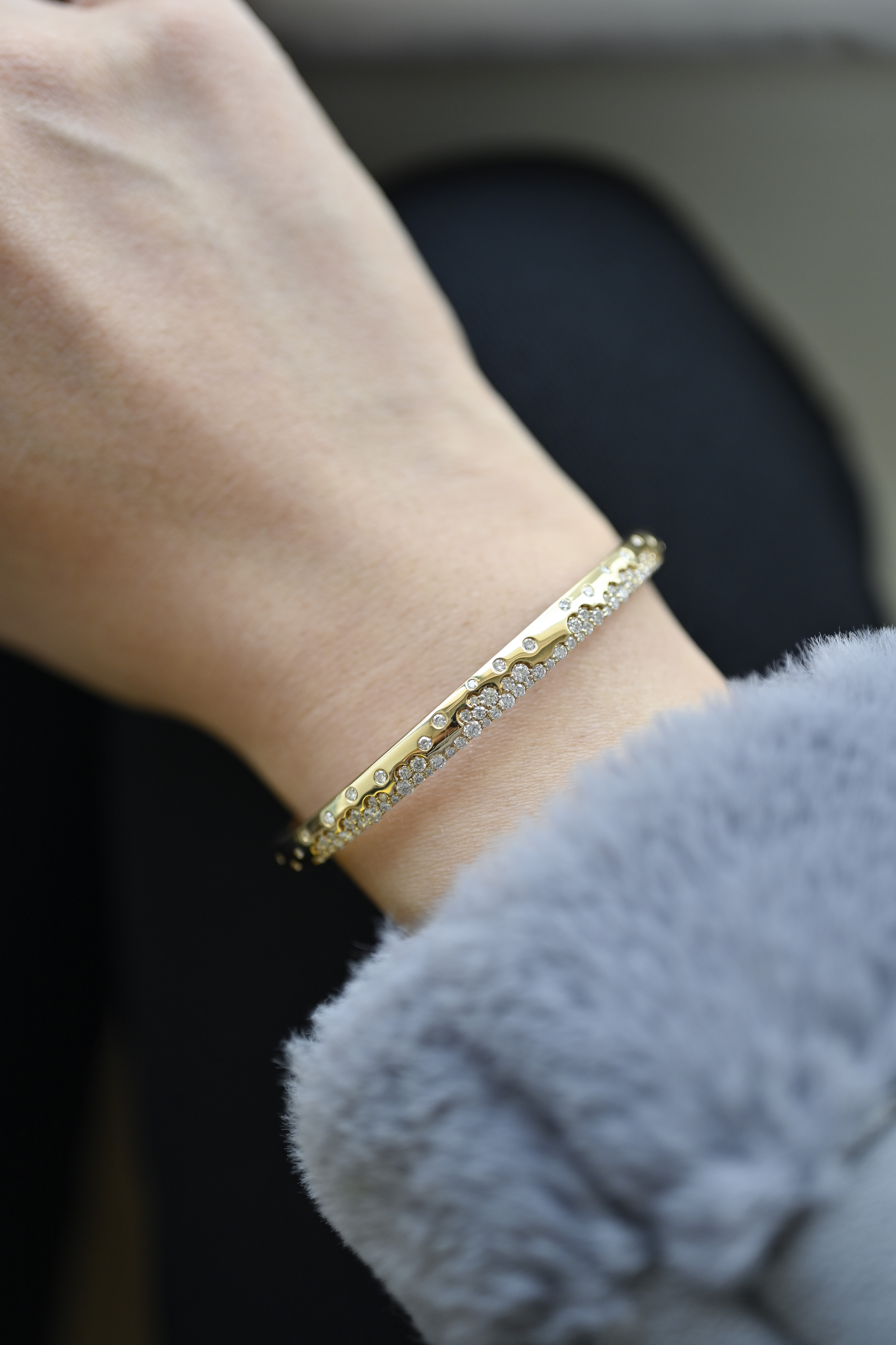 18K Veel Diamond Bangle