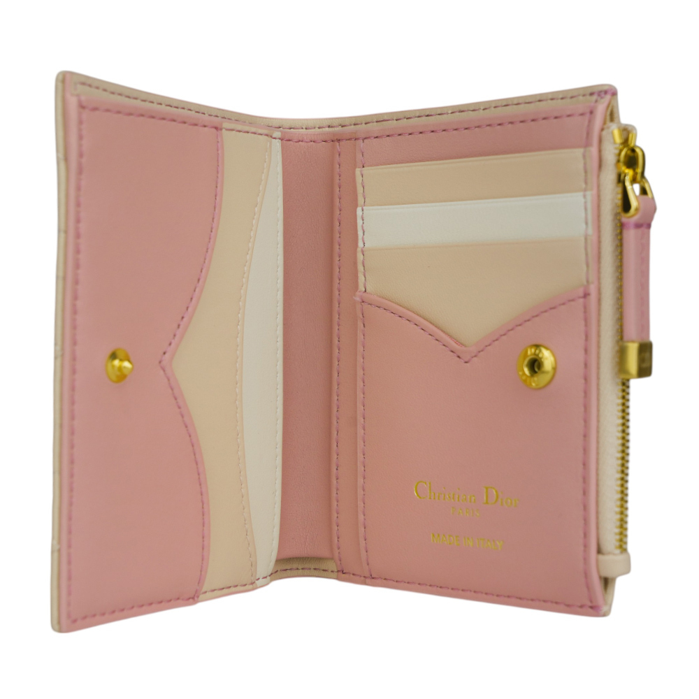【CHRISTIAN DIOR】Caro Dahlia 小牛皮籐格紋內拼色釦式二折短夾(粉色)S5226UBWX_M03I