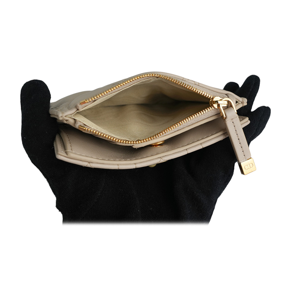 【CHRISTIAN DIOR】Jolie Dahlia 珍珠標誌小羊皮籐格紋釦式二折短夾(米色)S3113UNJB_M51U