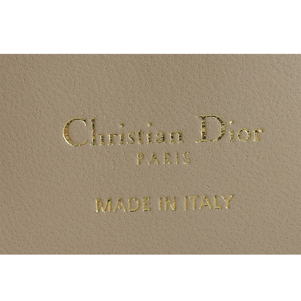 【CHRISTIAN DIOR】Jolie Dahlia 珍珠標誌小羊皮籐格紋釦式二折短夾(米色)S3113UNJB_M51U