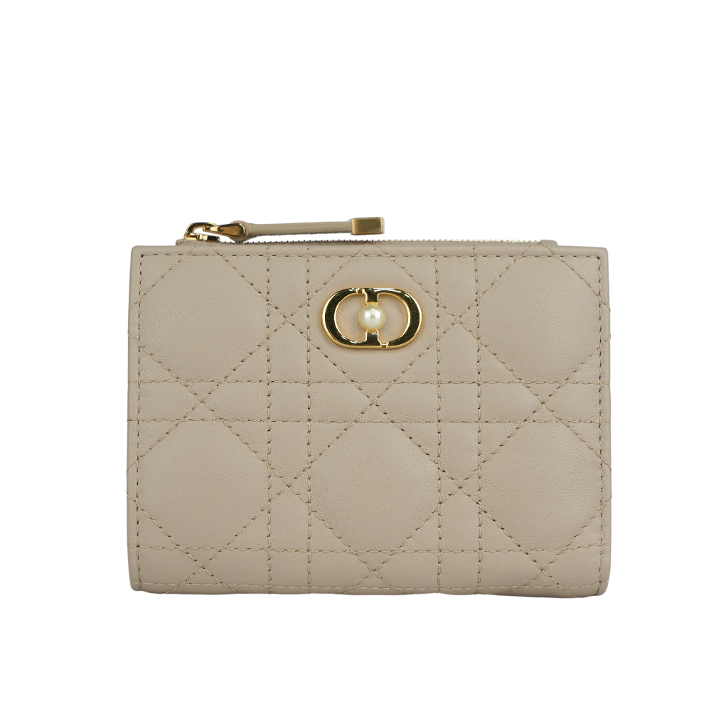 【CHRISTIAN DIOR】Jolie Dahlia 珍珠標誌小羊皮籐格紋釦式二折短夾(米色)S3113UNJB_M51U