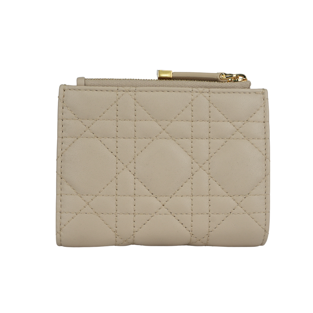 【CHRISTIAN DIOR】Jolie Dahlia 珍珠標誌小羊皮籐格紋釦式二折短夾(米色)S3113UNJB_M51U