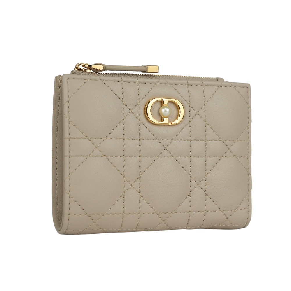 【CHRISTIAN DIOR】Jolie Dahlia 珍珠標誌小羊皮籐格紋釦式二折短夾(米色)S3113UNJB_M51U