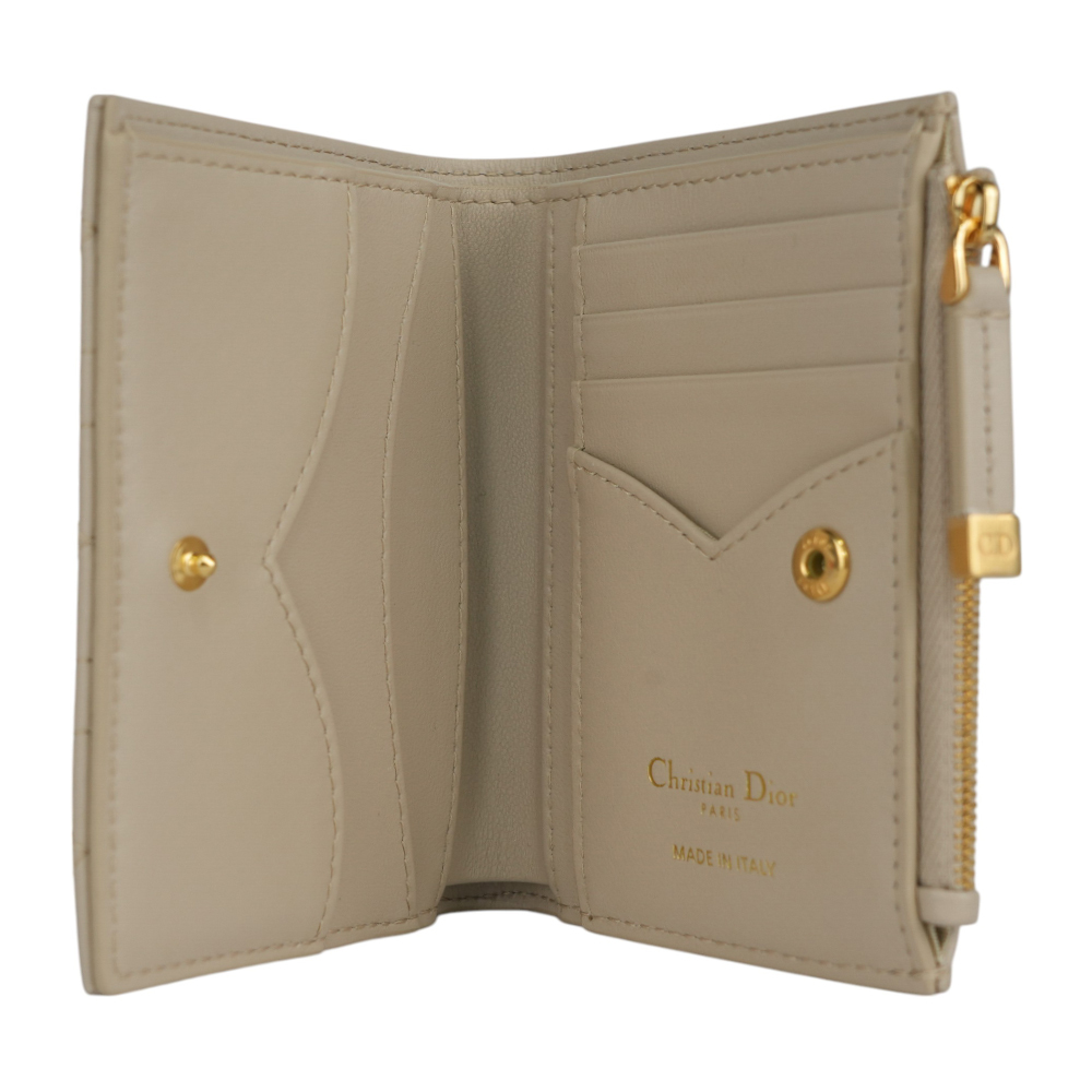 【CHRISTIAN DIOR】Jolie Dahlia 珍珠標誌小羊皮籐格紋釦式二折短夾(米色)S3113UNJB_M51U
