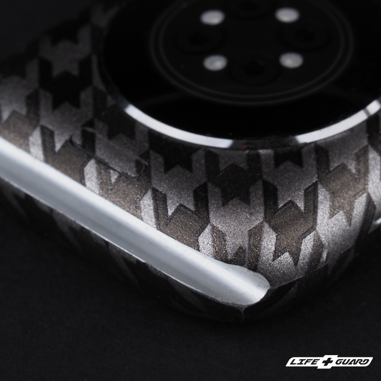 LIFE+GUARD 獨特二次塗層印製，千鳥鈦設計風格貼膜質感特寫