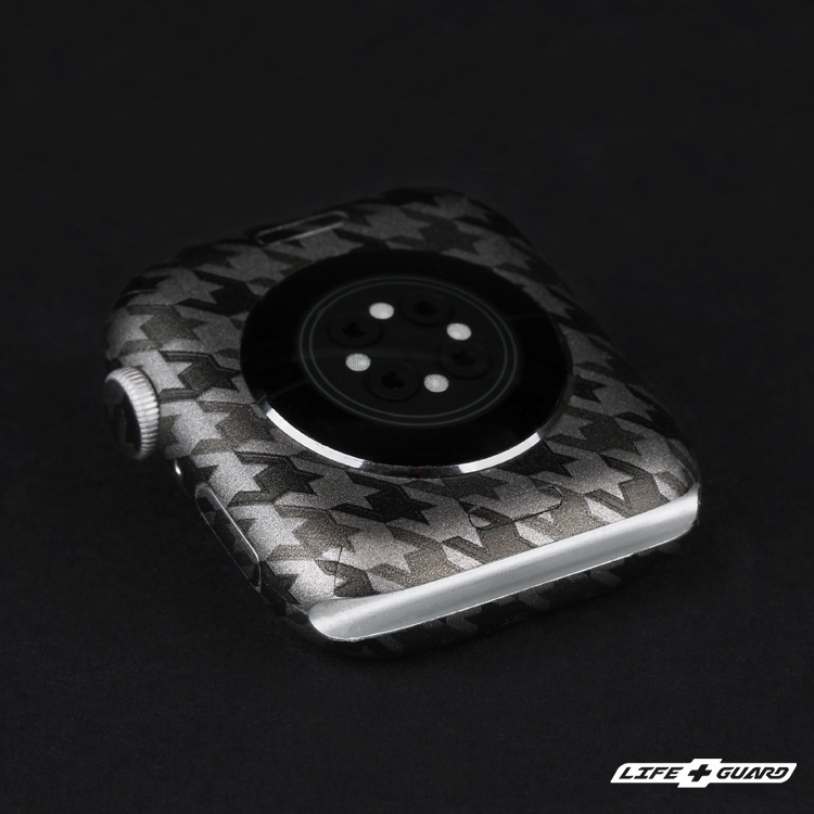 千鳥鈦貼膜質感特寫，LIFE+GUARD 設計風格