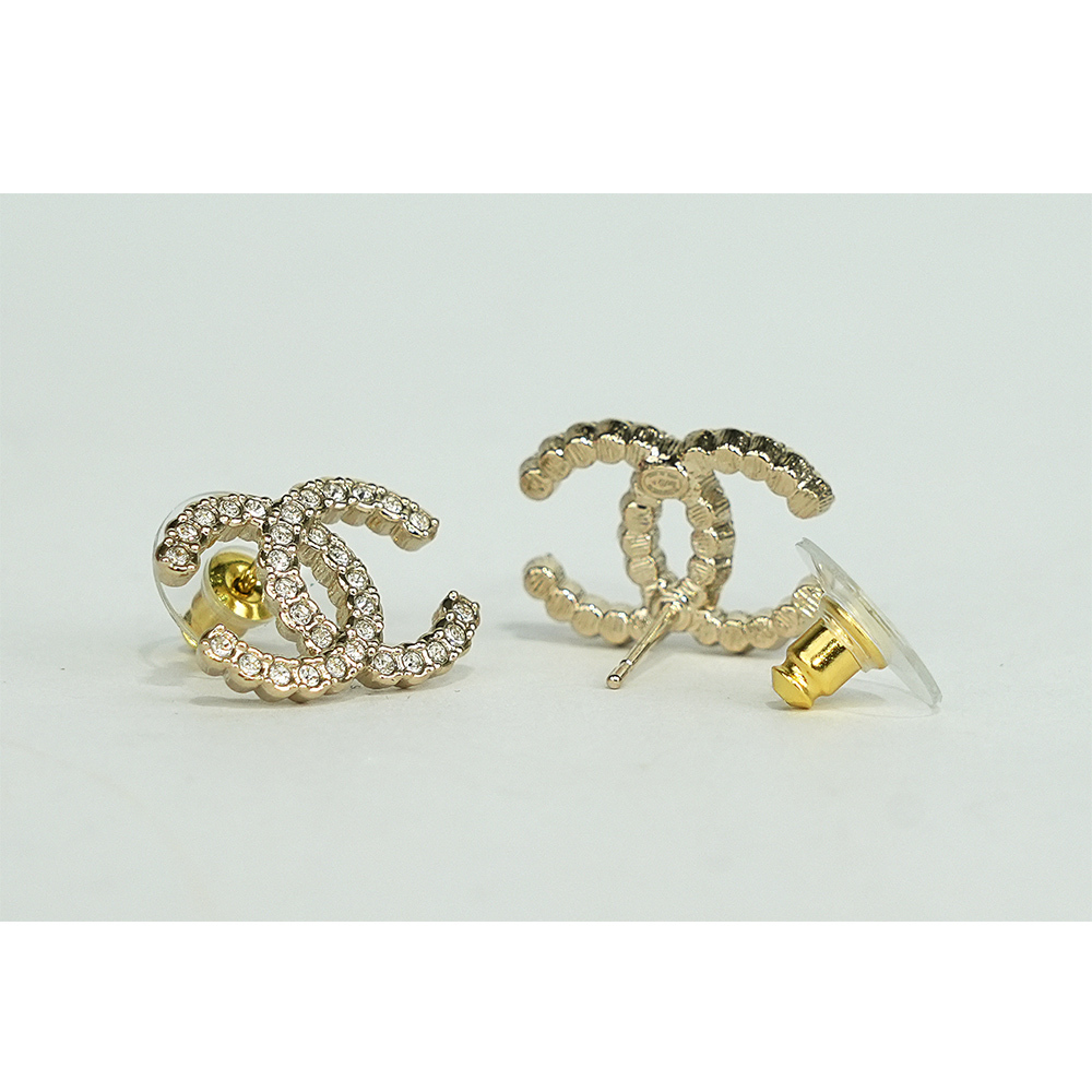 【CHANEL 】CC Logo 水鑽中款針式耳環(金色)ABF269 B19870 NAFIY