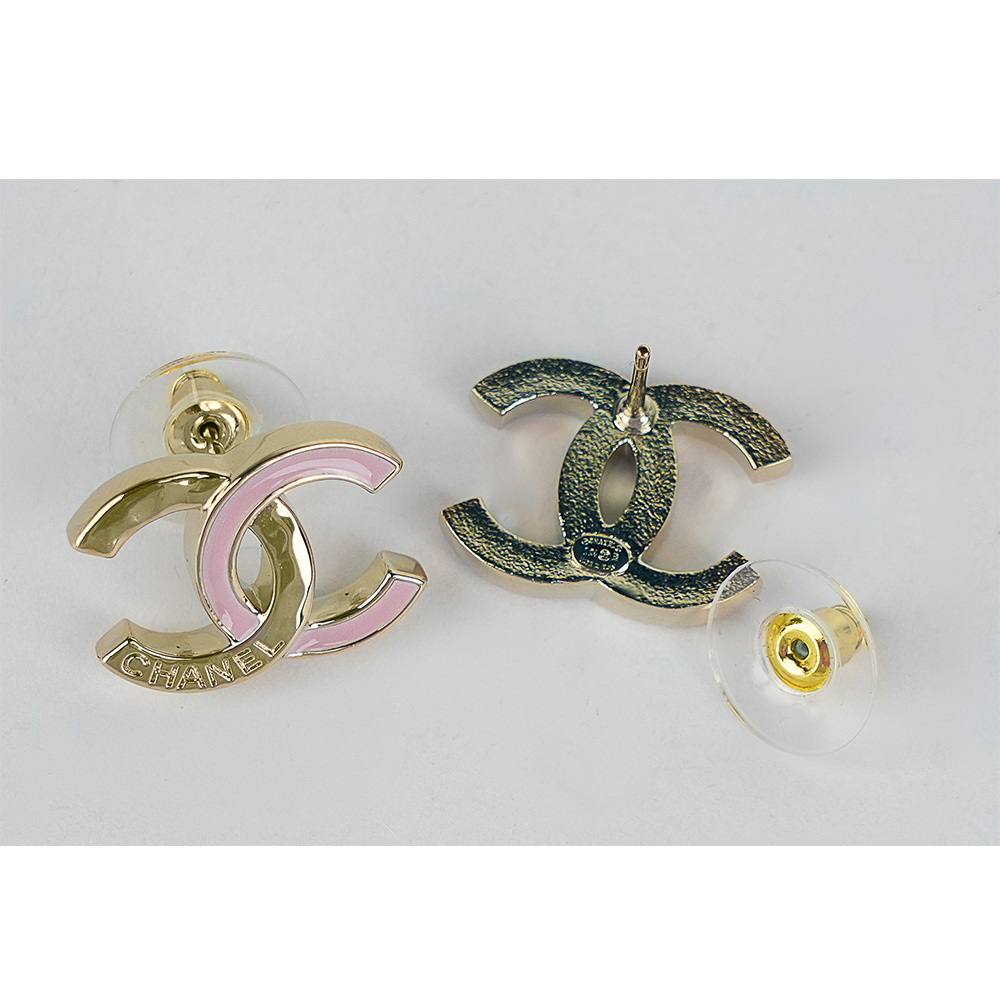 【CHANEL 】CC Logo 標誌刻印拼色針式耳環(金色/玫瑰粉)ABE335 B18090 NZT50