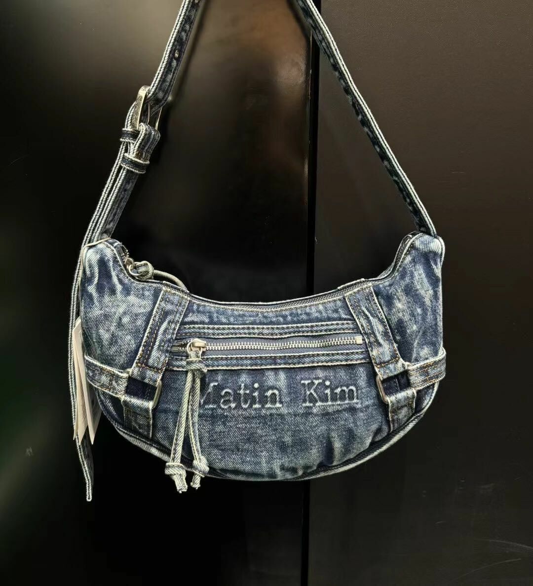韓國限定 MATIN KIM 新品 牛仔系列 仿舊牛仔月牙包 彎月包 黑色 / 藍色