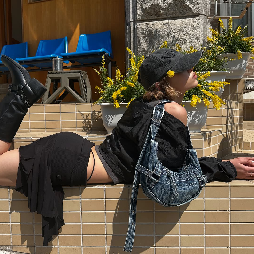 韓國限定 MATIN KIM 新品 牛仔系列 仿舊牛仔月牙包 彎月包 黑色 / 藍色