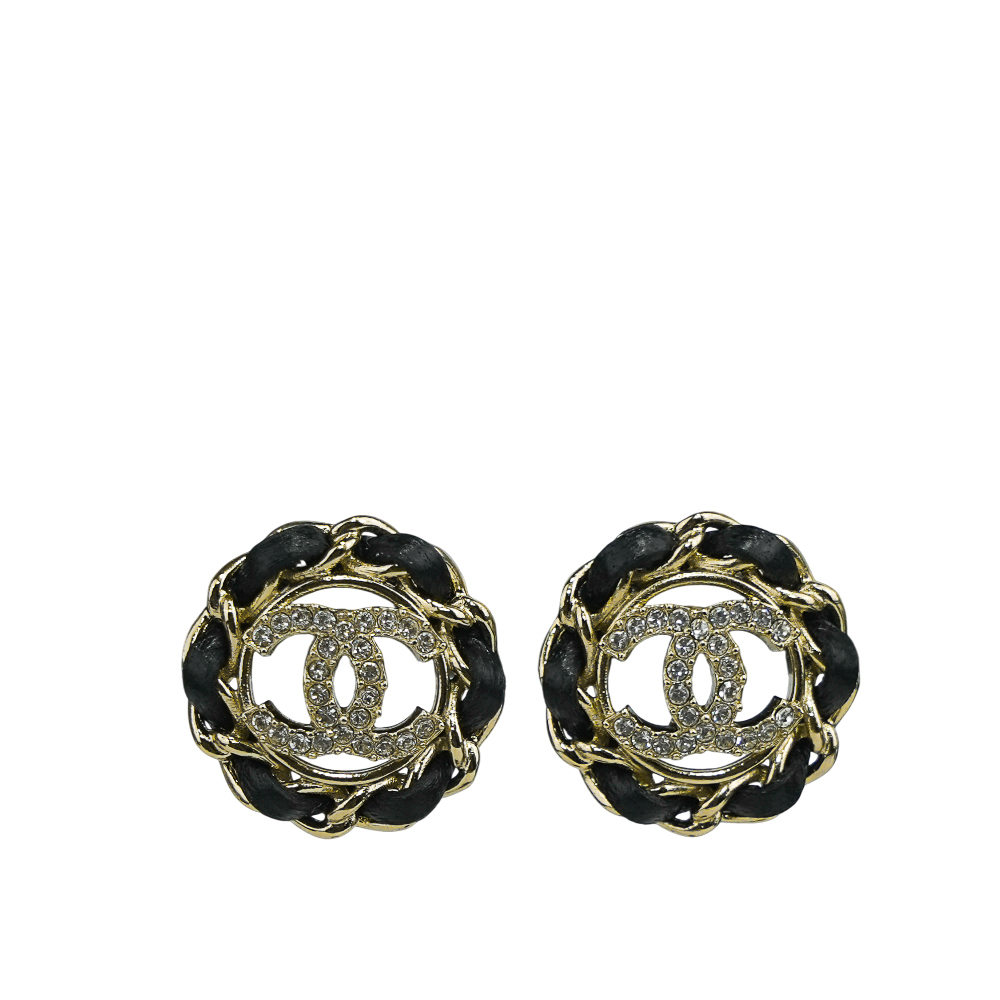 【CHANEL 】水鑽CC Logo 皮穿鍊設計針式耳環(金色/黑色)AB8297 B08169 NI211