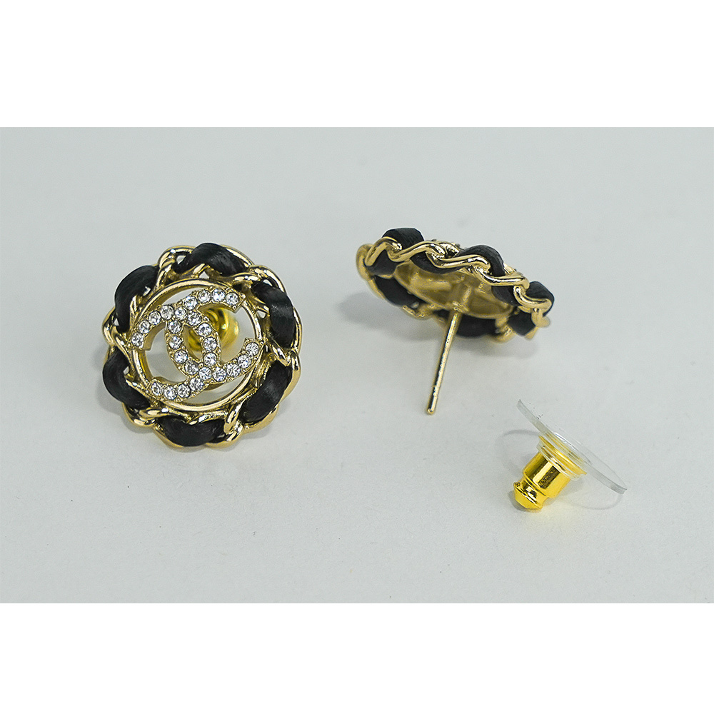 【CHANEL 】水鑽CC Logo 皮穿鍊設計針式耳環(金色/黑色)AB8297 B08169 NI211