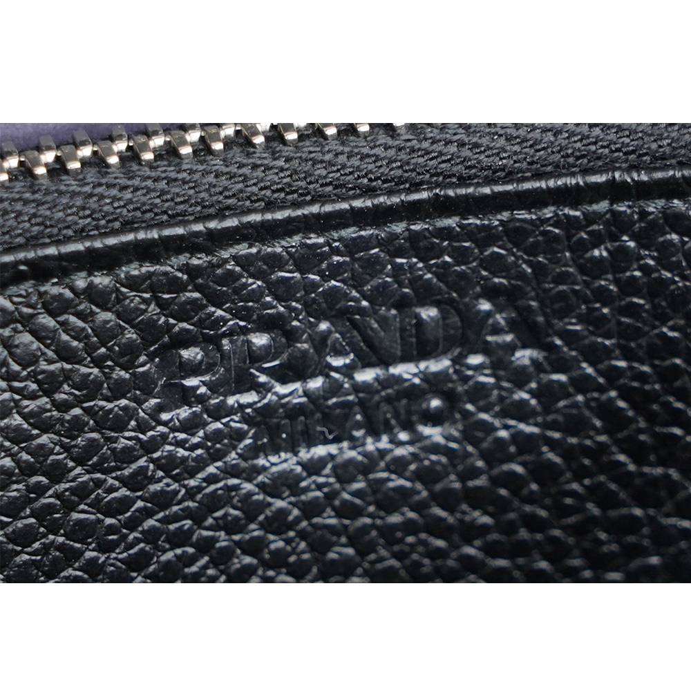 【PRADA】銀色三角牌Logo 粒紋皮革ㄇ型拉鍊長夾(黑色) 2ML317 2CB2 F0002