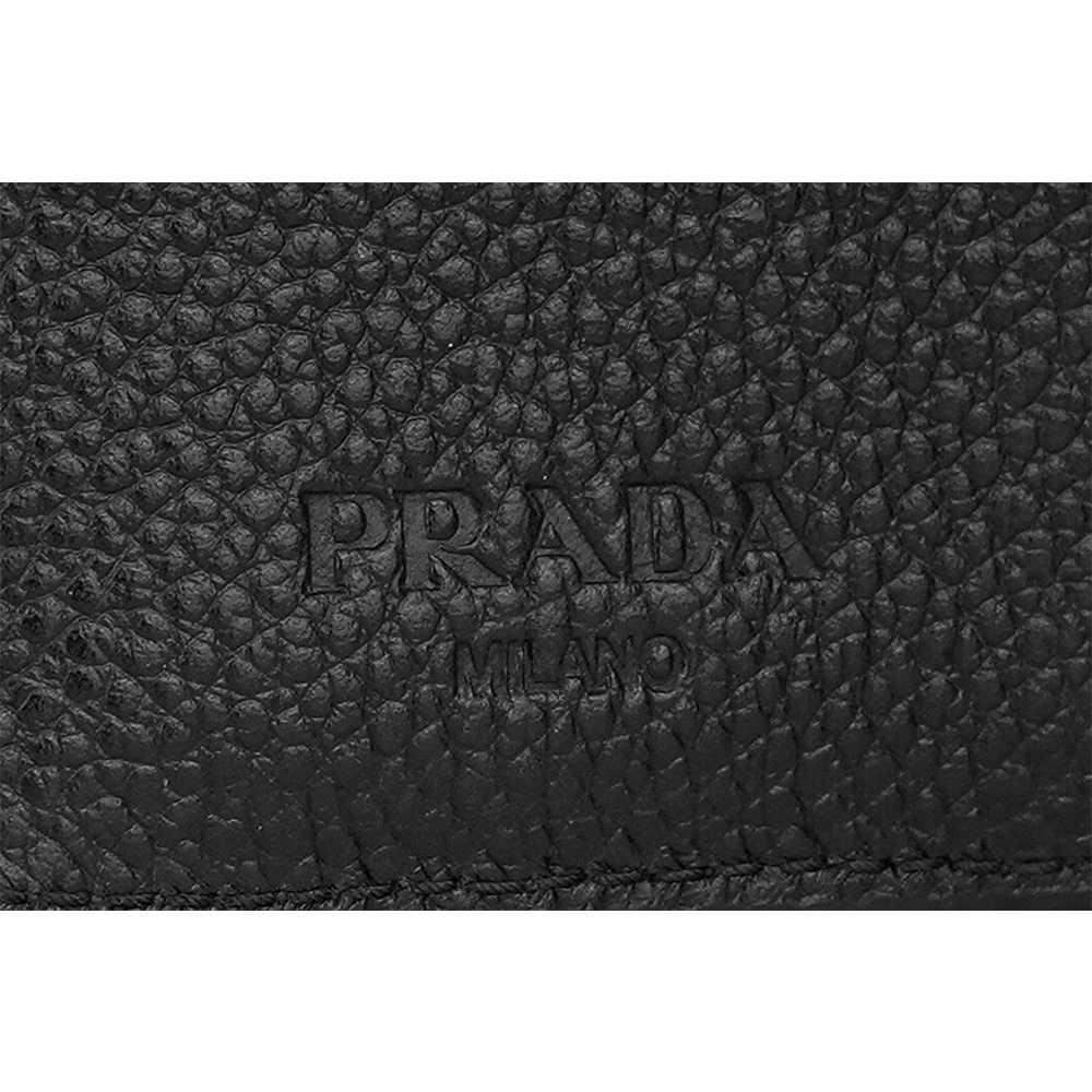 【PRADA】銀字Logo 粒紋皮革短版對開8卡短夾(黑色) 2MO004 2CGS F0002
