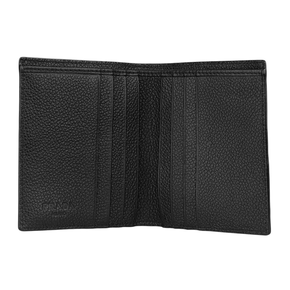 【PRADA】銀字Logo 粒紋皮革短版對開8卡短夾(黑色) 2MO004 2CGS F0002