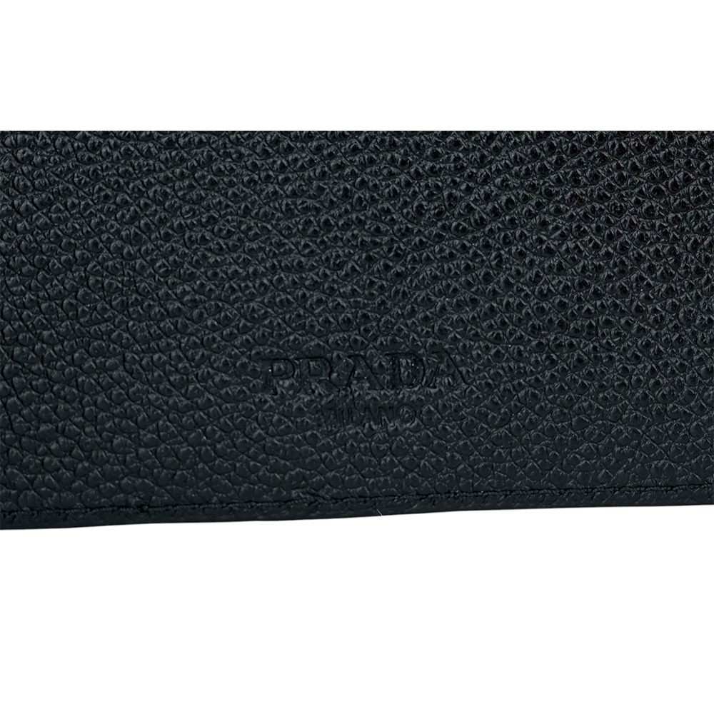 【PRADA】銀字三角牌Logo 粒紋皮革對開多卡層短夾(黑色) 2MO100 2CB2 F0002