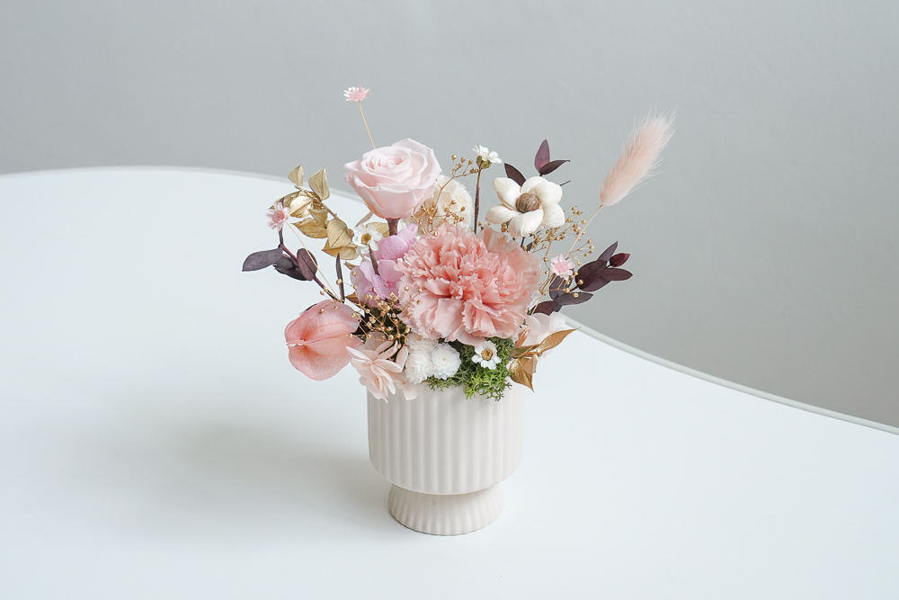 奶茶色康乃馨盆花,永生花母親節康乃馨盆花推薦,母親節康乃馨盆栽盆花推薦,奶茶色康乃馨永生花作品,喜歡生活乾燥花店,康乃馨特寫2