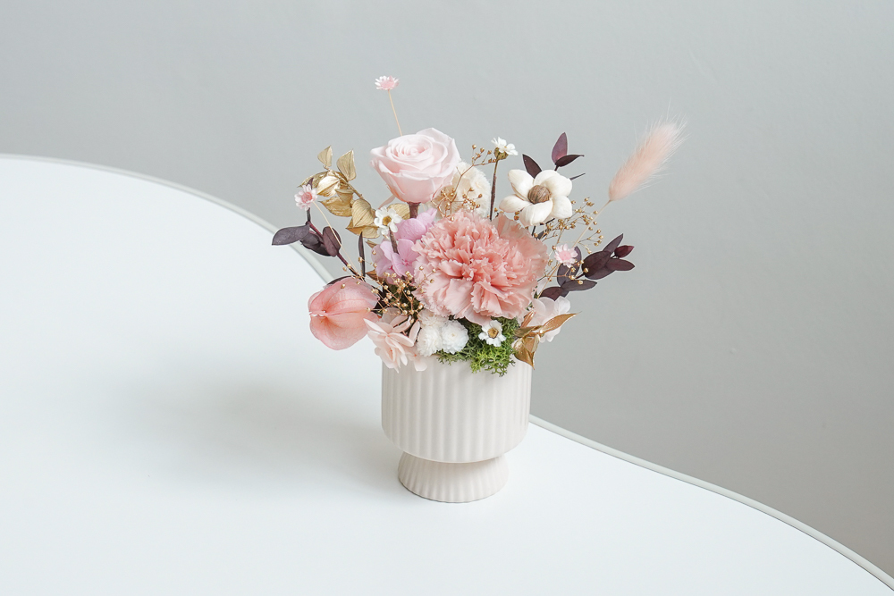 奶茶色康乃馨盆花,永生花母親節康乃馨盆花推薦,母親節康乃馨盆栽盆花推薦,奶茶色康乃馨永生花作品,喜歡生活乾燥花店,康乃馨特寫