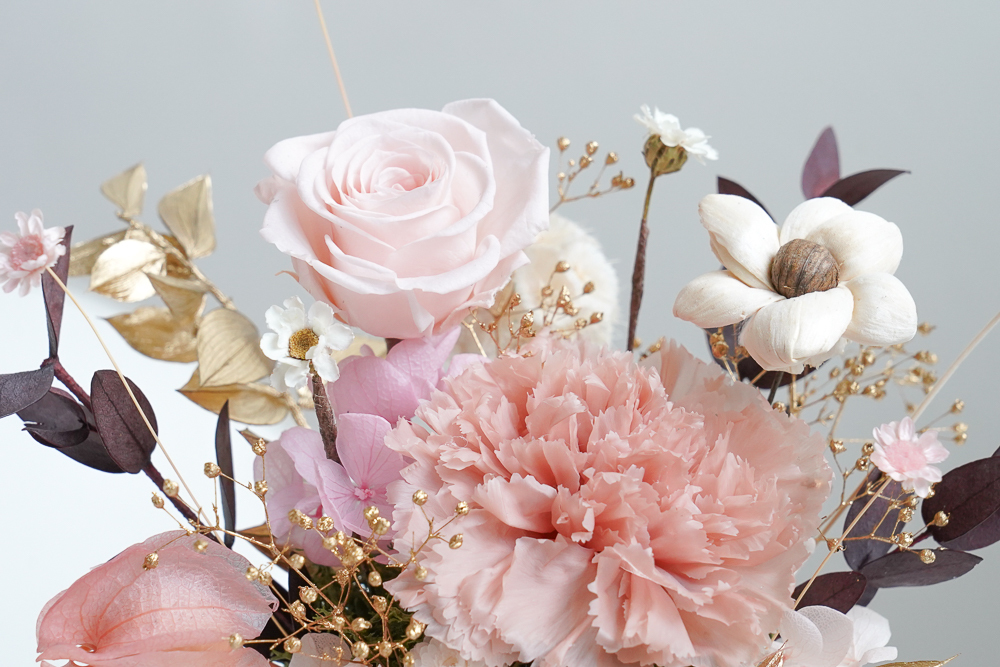 奶茶色康乃馨盆花,永生花母親節康乃馨盆花推薦,母親節康乃馨盆栽盆花推薦,奶茶色康乃馨永生花作品,喜歡生活乾燥花店,康乃馨特寫