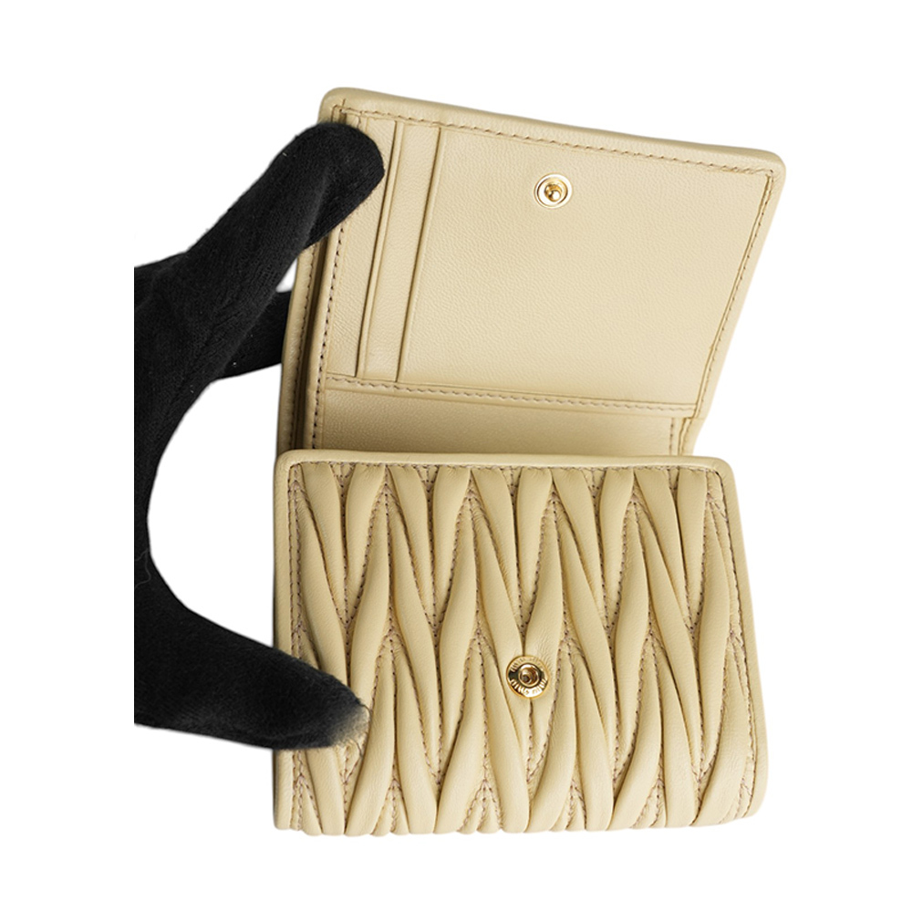 【MIU MIU】金字納帕皮革釦式三折零錢袋短夾(淺米色) 5MH033 AFPP F0K57