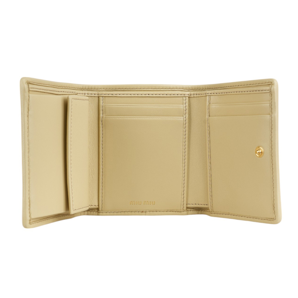 【MIU MIU】金字納帕皮革釦式三折零錢袋短夾(淺米色) 5MH033 AFPP F0K57