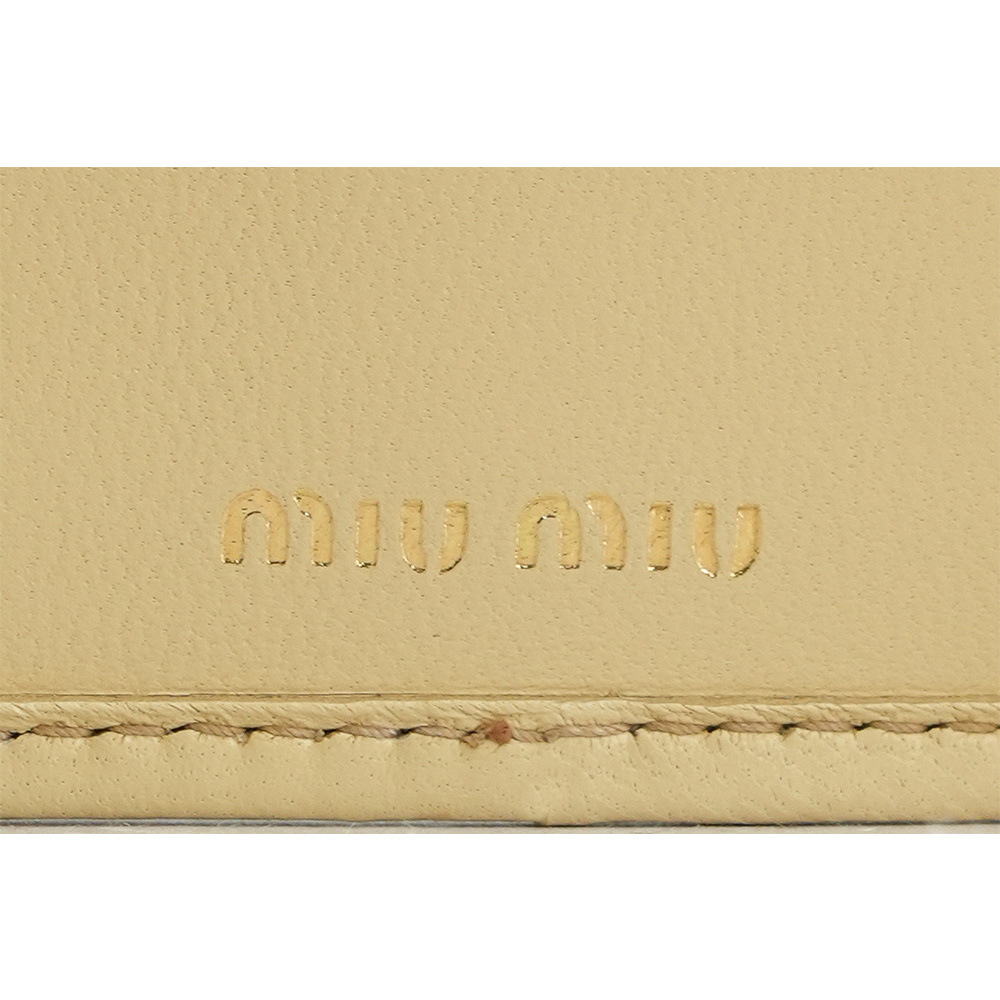 【MIU MIU】金字納帕皮革釦式三折零錢袋短夾(淺米色) 5MH033 AFPP F0K57