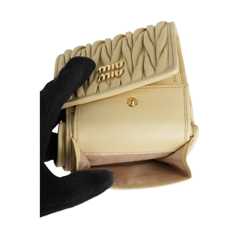 【MIU MIU】金字納帕皮革釦式三折零錢袋短夾(淺米色) 5MH033 AFPP F0K57