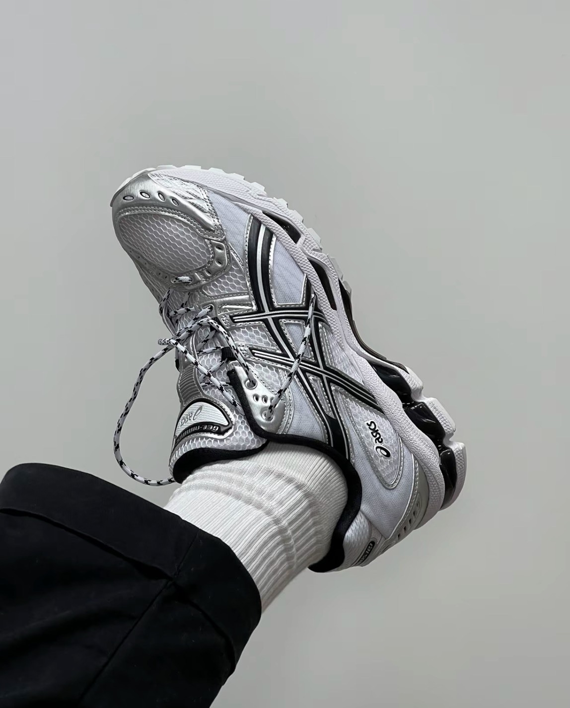 Asics GEL-Nimbus 10.1 陰陽白灰慢跑鞋｜男女同款