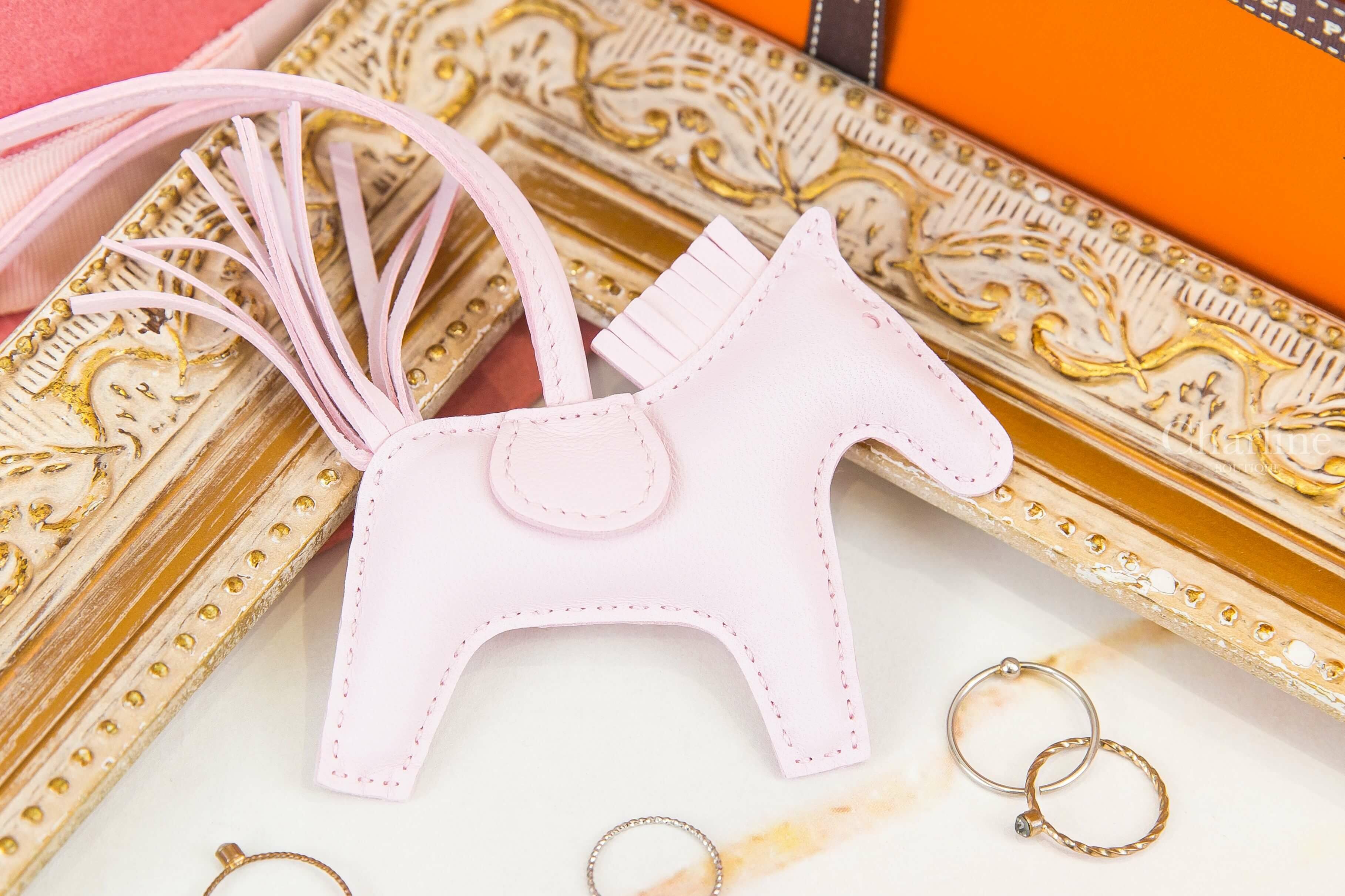 Hermès Horse Charm PM 戀愛粉小型可愛小馬吊飾-Charline Boutique 精品代購