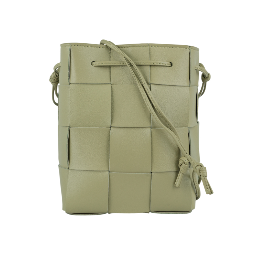 【BOTTEGA VENETA】Cassette 小羊皮編織小款水桶包(豆莢綠) 680218 VCQC4 2916