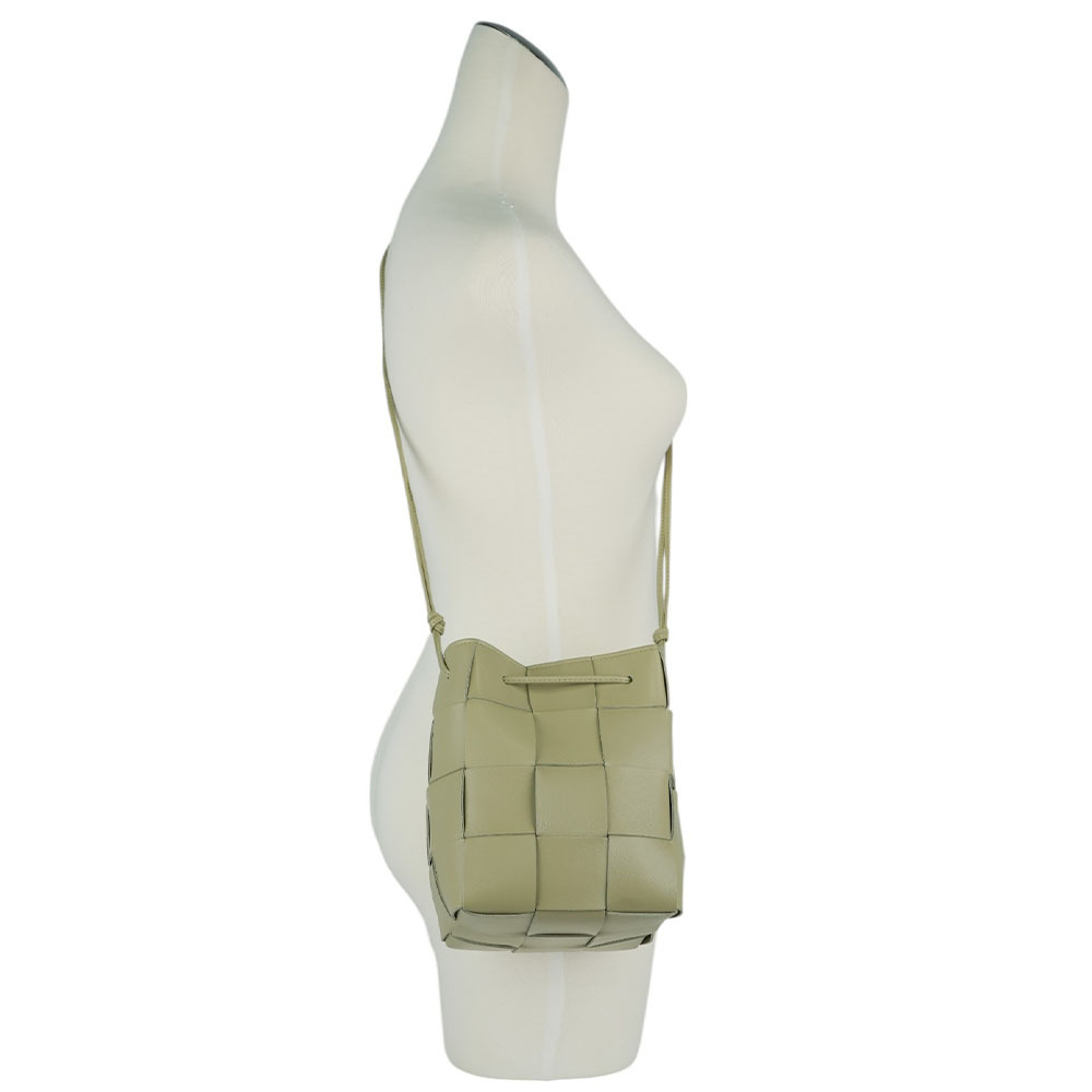 【BOTTEGA VENETA】Cassette 小羊皮編織小款水桶包(豆莢綠) 680218 VCQC4 2916