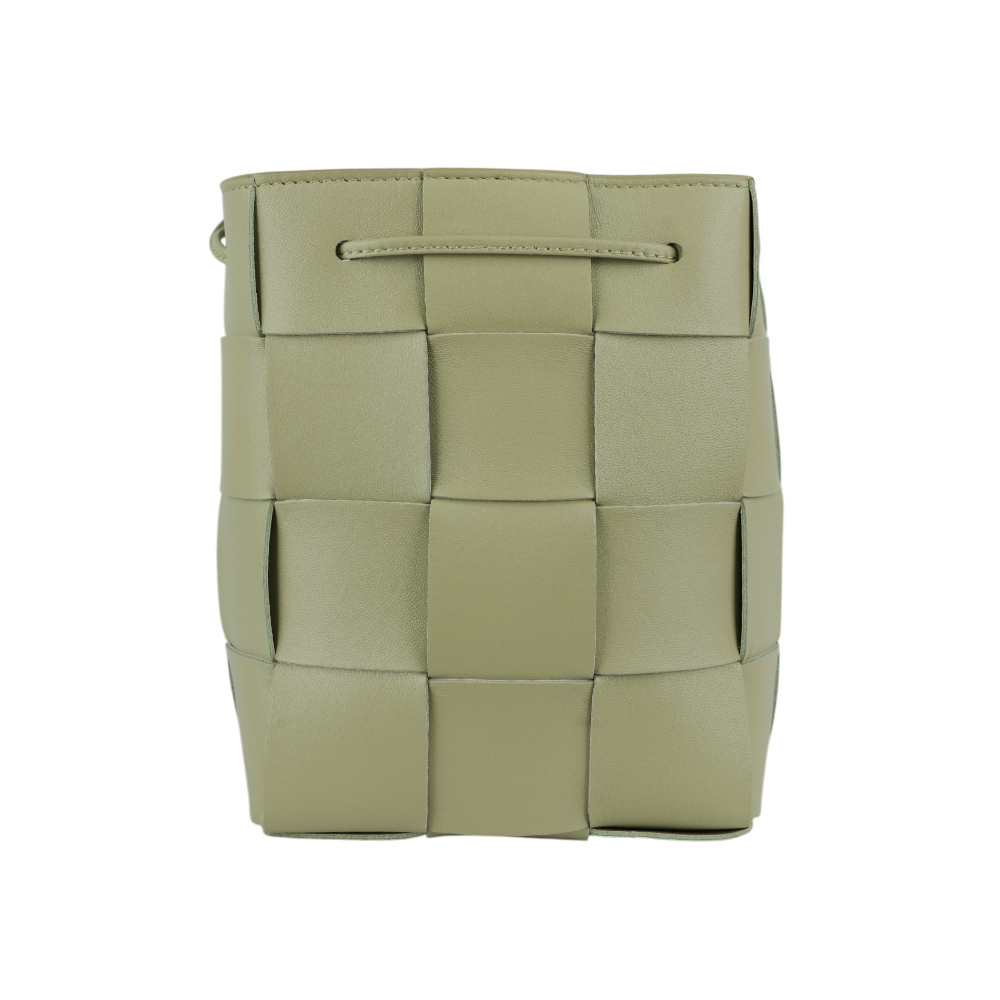 【BOTTEGA VENETA】Cassette 小羊皮編織小款水桶包(豆莢綠) 680218 VCQC4 2916