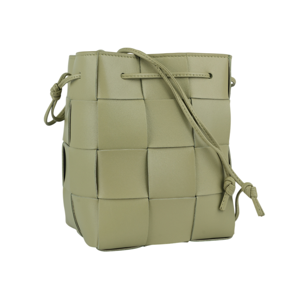 【BOTTEGA VENETA】Cassette 小羊皮編織小款水桶包(豆莢綠) 680218 VCQC4 2916