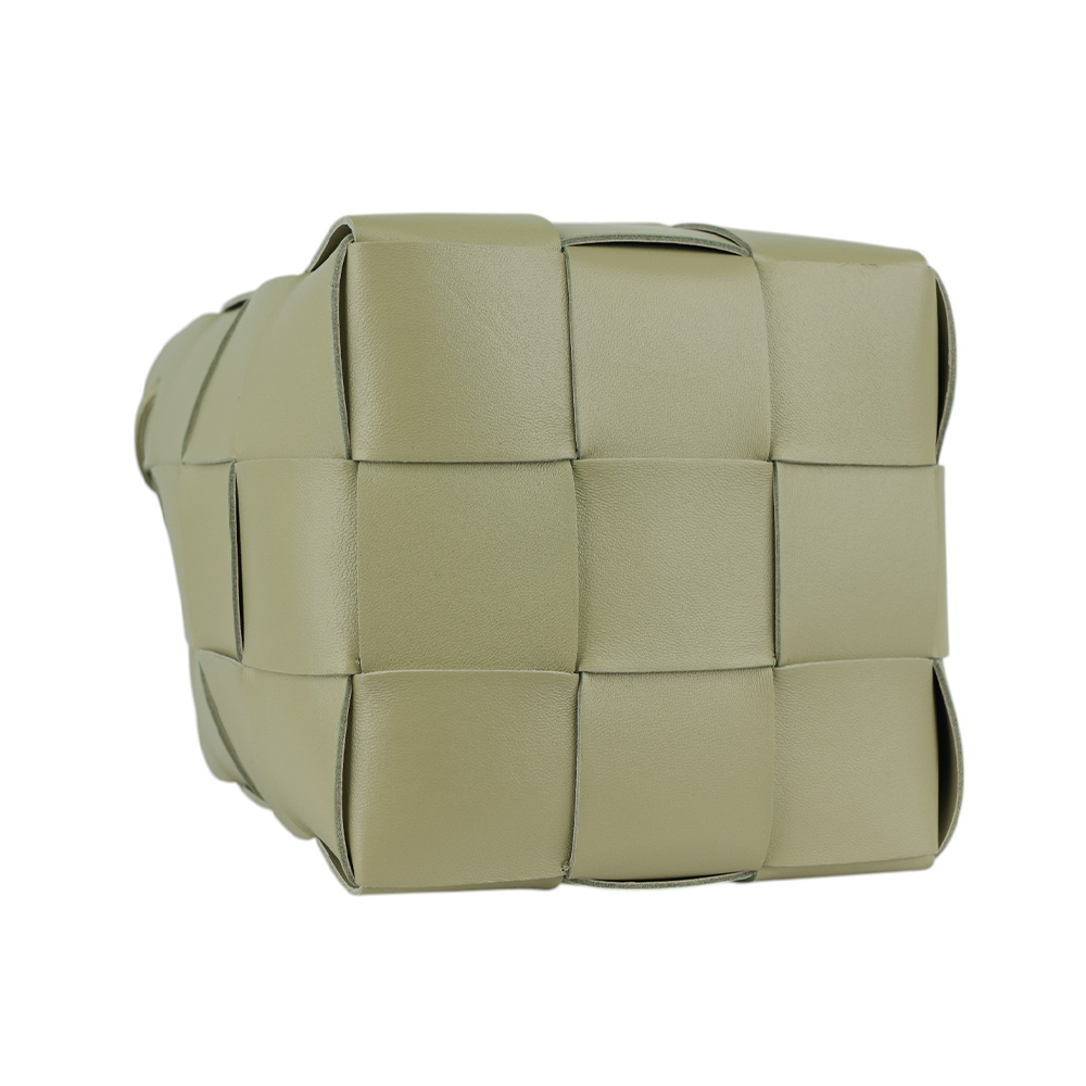 【BOTTEGA VENETA】Cassette 小羊皮編織小款水桶包(豆莢綠) 680218 VCQC4 2916