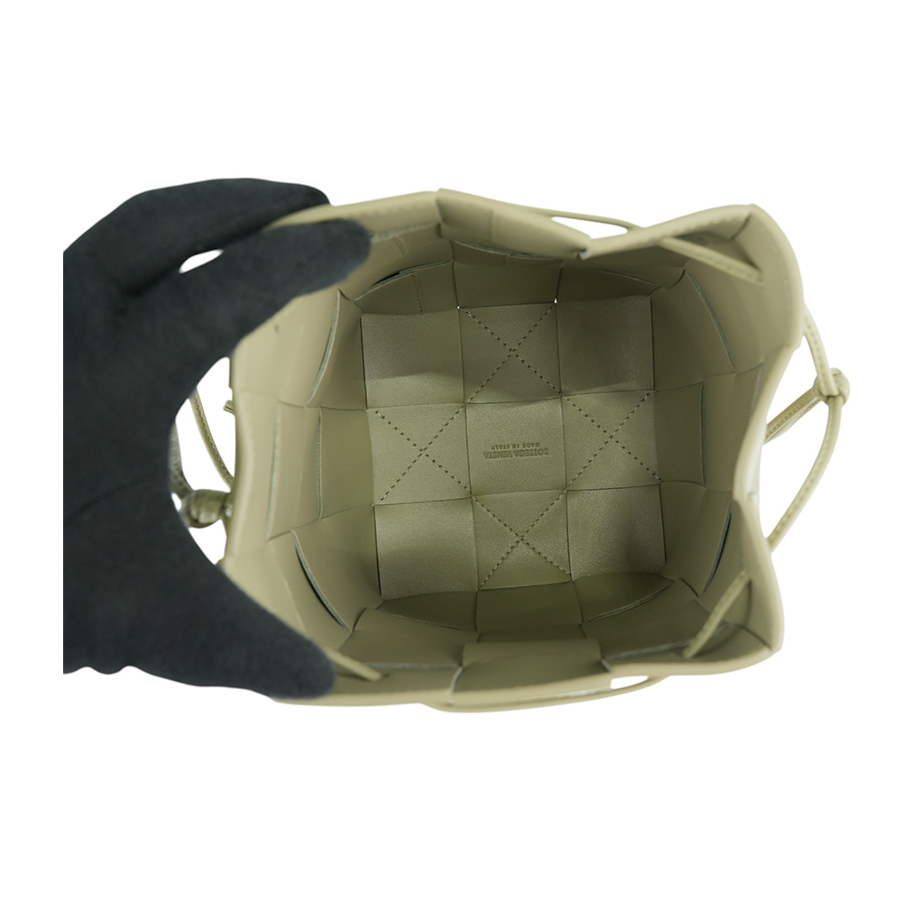 【BOTTEGA VENETA】Cassette 小羊皮編織小款水桶包(豆莢綠) 680218 VCQC4 2916