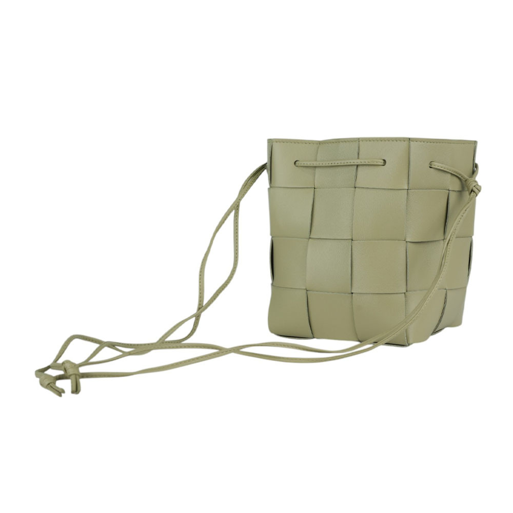 【BOTTEGA VENETA】Cassette 小羊皮編織小款水桶包(豆莢綠) 680218 VCQC4 2916