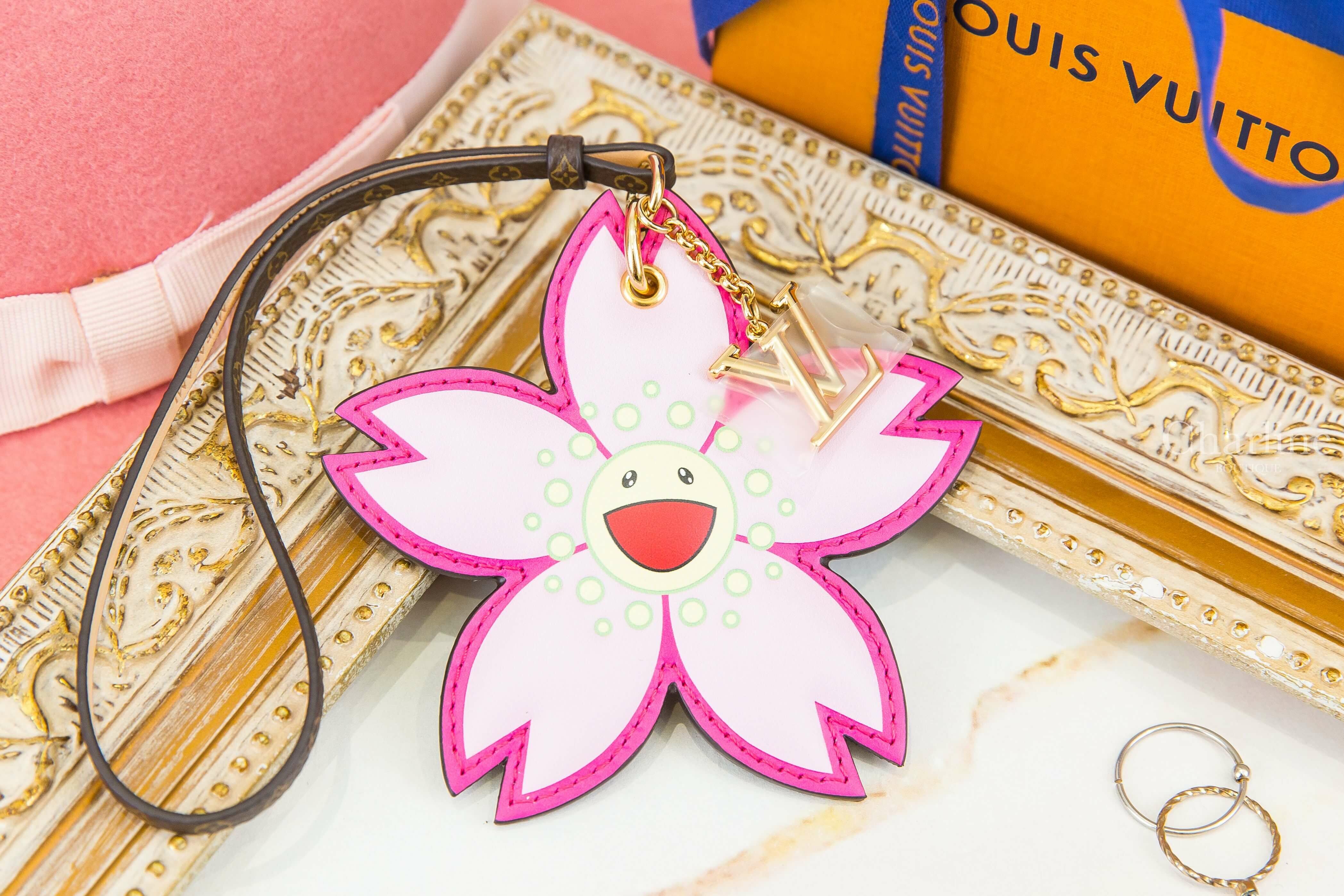 Louis Vuitton LV X TM Cherry Blossom Bag Charm 粉色村上隆聯名款金色LV墜飾咖啡色老花掛繩小牛皮笑臉櫻花吊飾
