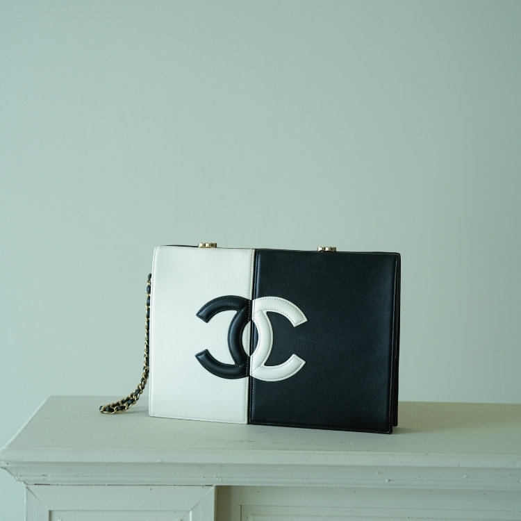 Chanel 黑白拼色手拿包