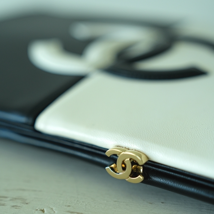 Chanel 黑白拼色手拿包