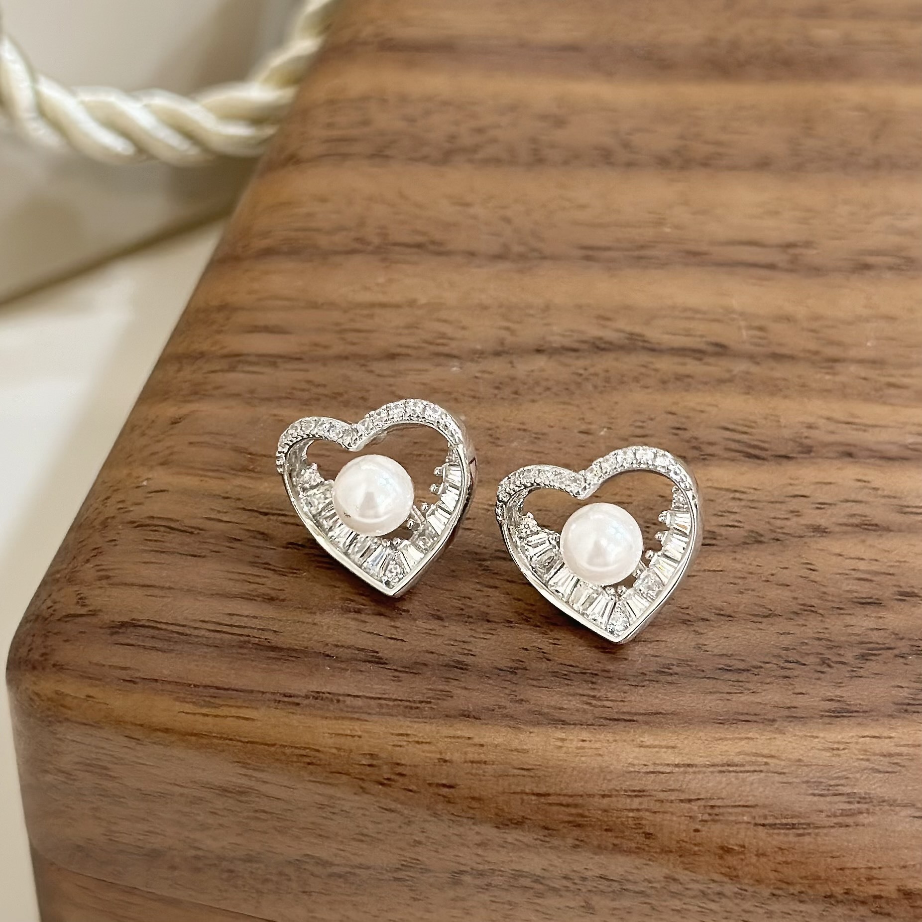 Y58鋯石排鑽珍珠愛心耳針