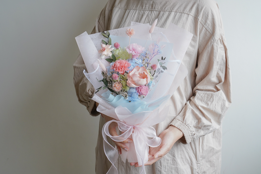 母親節康乃馨花束,康乃馨花束推薦台北,晨霧粉色康乃馨花束作品,台北母親節康乃馨永生花束推薦,台北喜歡生活乾燥花店