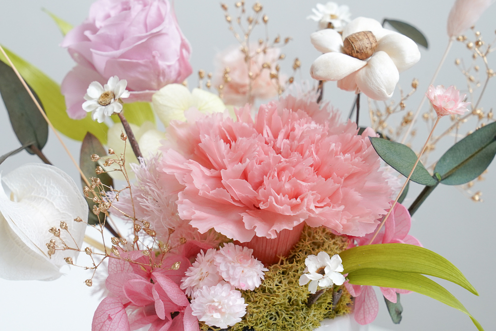 母親節康乃馨花束,康乃馨花束推薦台北,晨霧粉色康乃馨花束作品,台北母親節康乃馨永生花束推薦,台北喜歡生活乾燥花店,康乃馨特寫2