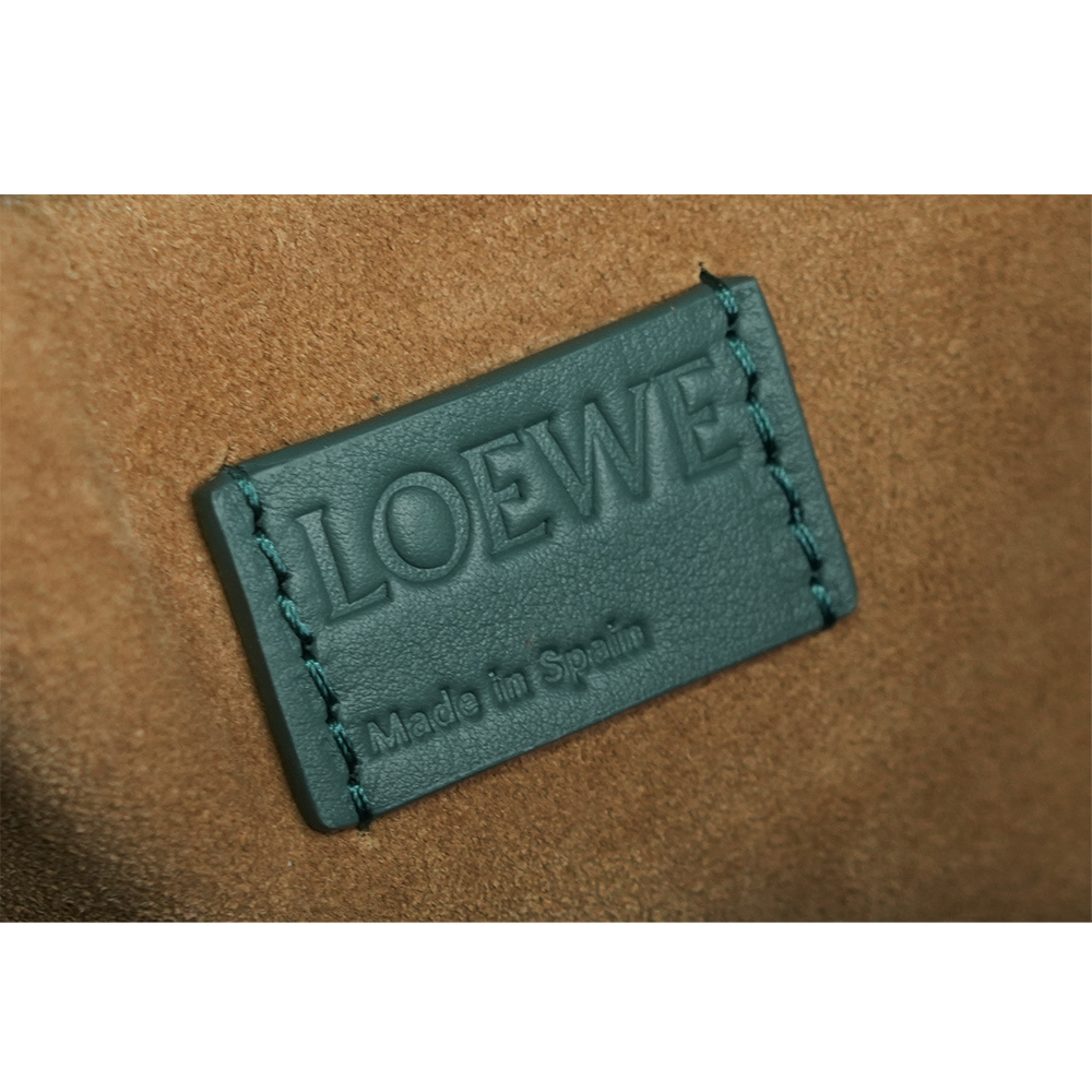 【LOEWE】Flamenco 納帕小牛皮中款手拿包/斜背包(香根草色) A411FC1XBF 4535